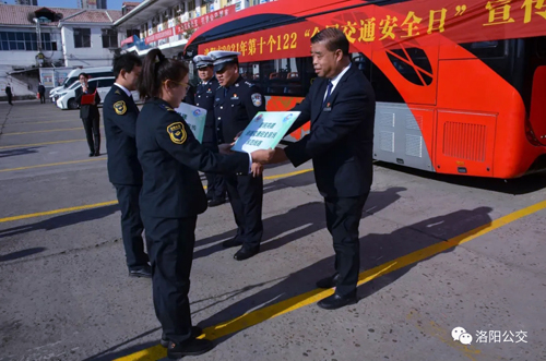 公交、交警戮力同心保安全