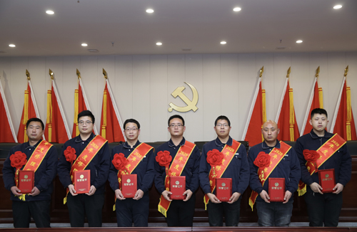 0206 修理能手從左至右依次為 邵冠峰、王寶玉、潘春樂(lè )、李龍、許特斯、韓利杰、寇增亮.jpg