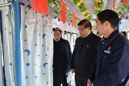 “娘家人”來(lái)公交 職工暖心增信心 市總工會(huì )黨組書(shū)記、常務(wù)副主席杜中岳一行到公交集團調研