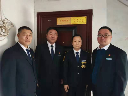 “一人得獎，全家光榮” 送“牌”上門(mén)，集團為標兵先進(jìn)送去榮譽(yù)喜報牌匾